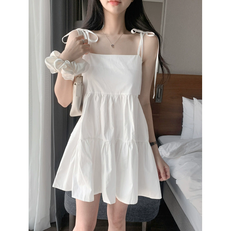 Корейское свежее белое женское платье на тонких бретельках во французском стиле, новое летнее короткое платье в нежном стиле для миниатюрных размеров.