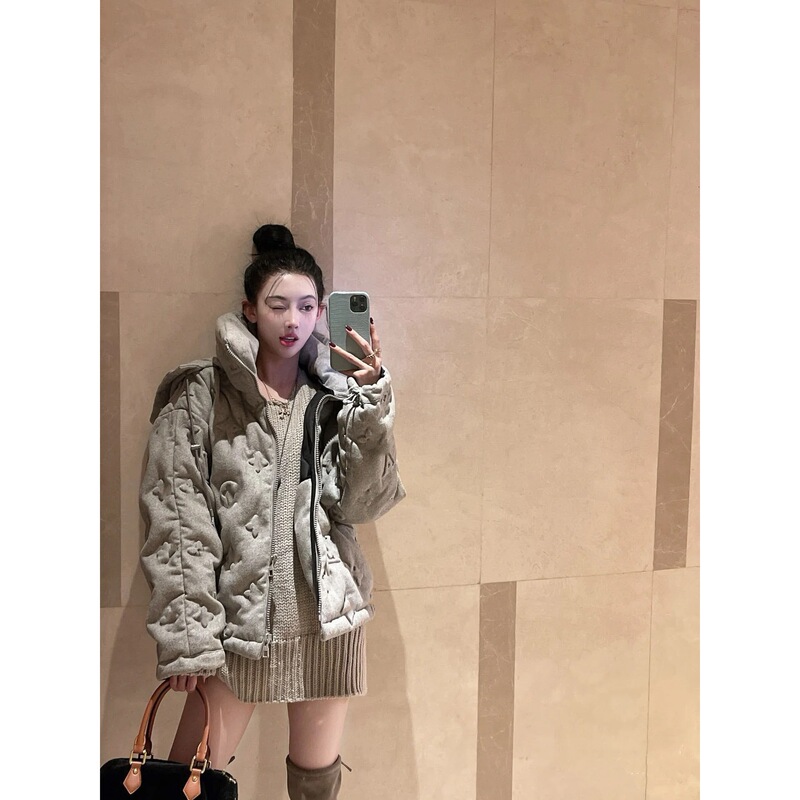 25 European and American Style Autumn and Winter Letter Jacquard Embossed Wool Fluffy down Jacket Fashionable Men's and Women's Jackets 25 European and American Style Autumn and Winter Letter Jacquard Embossed Wool Fluffy down Jacket Fashionable Men's and Women's Jackets