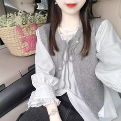デザイン感の小さい大衆の灰色のニットの外で馬甲の女性の2024春の新型の重ね着のひものベストのセーターのコートを掛けます。