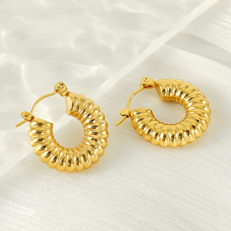 Pendientes geométricos de estilo ins simples de moda europea y americana chapados en oro de 18 quilates en espiral de acero inoxidable fabricantes