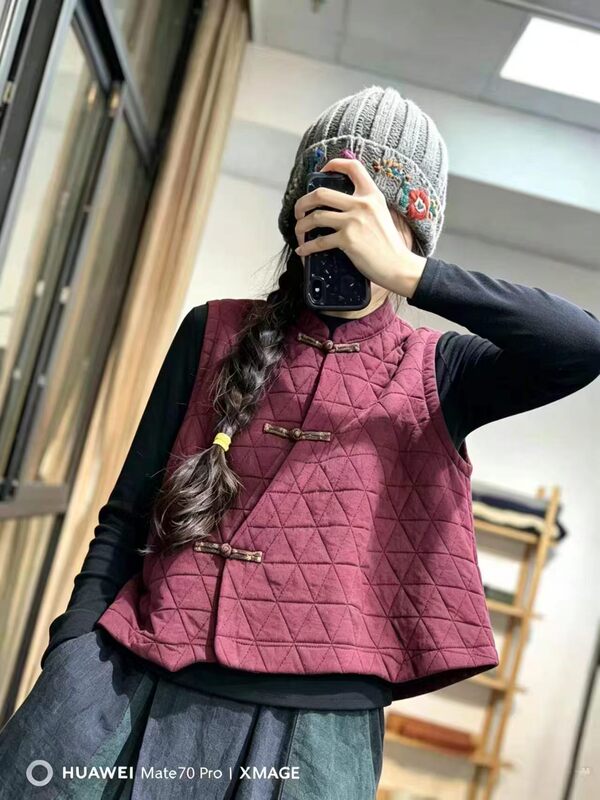 2026 Autumn Collection: New Chinese-style retro quilted vest with decorative buttons and diamond-patterned quilting, a warm and thickened vest for women, perfect for fall and winter