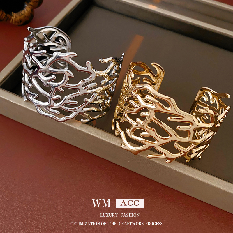Frío metal transfronterizo aire hueco pulsera abierta Europa y América lujo ligero alto sentido exagerado pulsera de moda joyas de tendencia