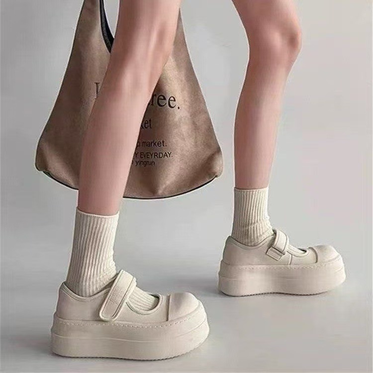 Zapatos de suela gruesa para mujeres otoño 2025 nueva moda versátil muffin zapatos deportivos poco profundos zapatos casuales blancos zapatos de mujer