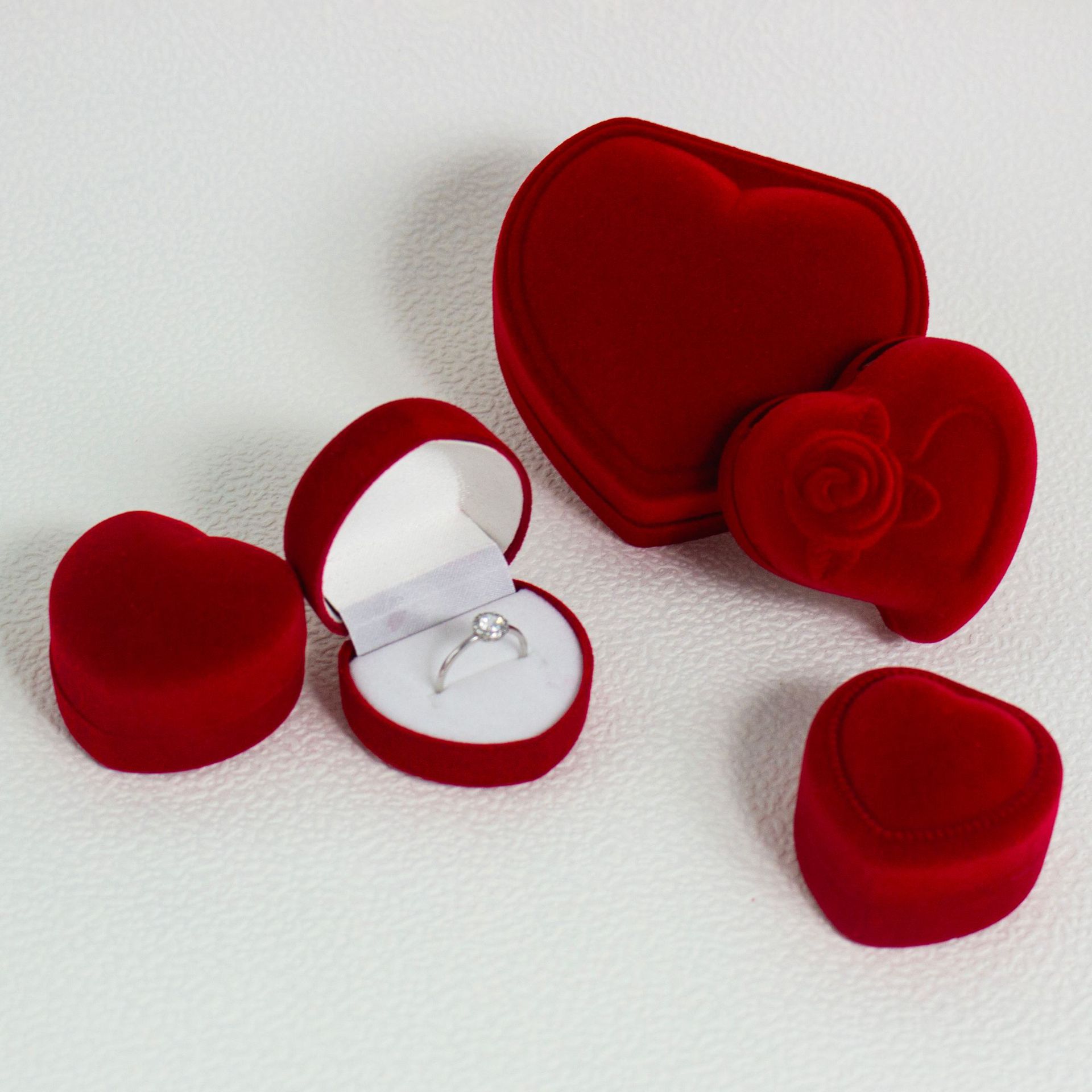 Caja de anillo de amor rojo Joyería Tres joyeros de oro Caja de juego de pulsera de oro Pendientes románticos Caja de almacenamiento de joyas