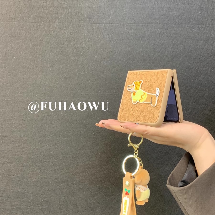 适用三星zflip6手机壳oppofindn3flip折叠屏zflip5可爱贵宾犬挂件findn2flip卡其色木质纹zflip4小鼻嘎可爱款