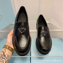 一件代发2022秋新款批发三角标英伦风复古小皮鞋女粗跟厚底乐福鞋