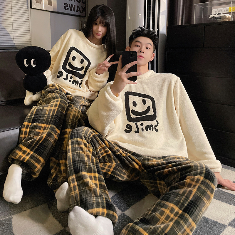 Pareja pijamas Otoño e Invierno arroz polar cuello redondo dulce de dibujos animados forrado de lana gruesa de coral cálido se puede usar fuera traje