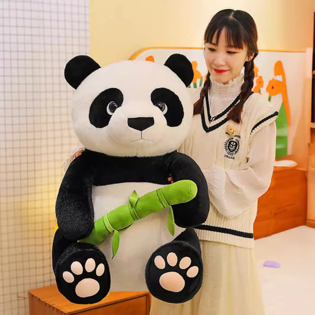 El nuevo panda gigante sostiene un muñeco de peluche de bambú, una muñeca, un regalo para un novio y una novia, un recuerdo de Chengdu
