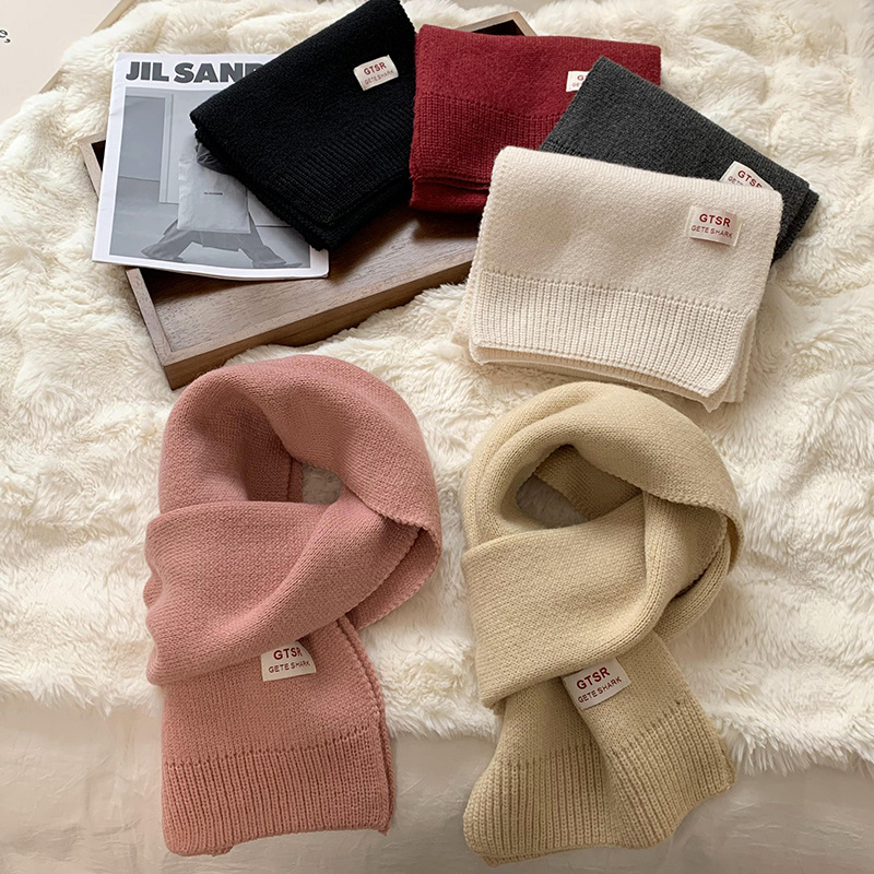 Bufandas de punto para mujeres de alta calidad2025 otoño y invierno versátiles parejas calientes de cuello pequeño bufandas al por mayor