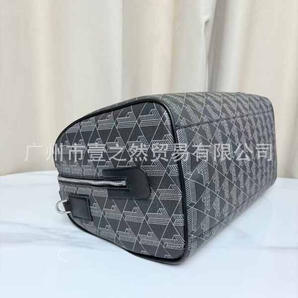 Capacious travel bag