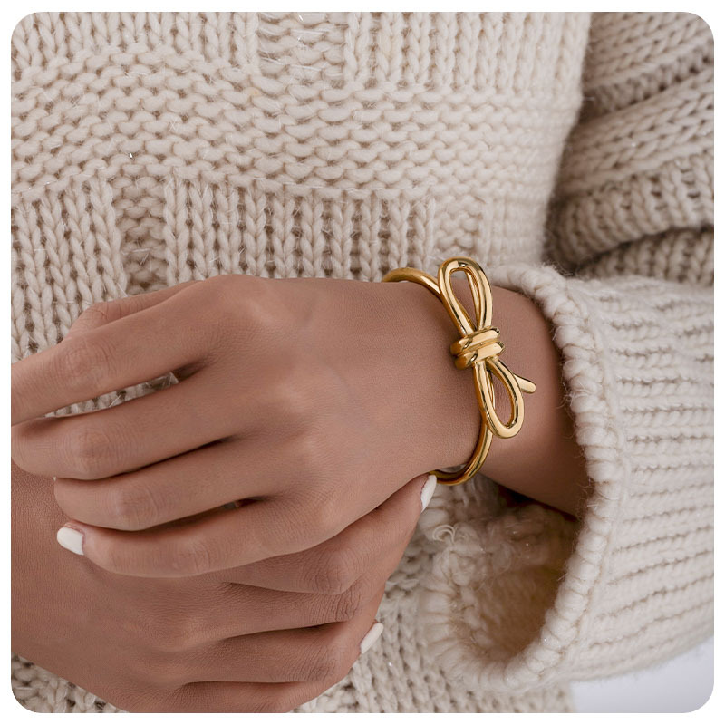 Tina transfronteriza de oro de titanio de 18k pulsera de acero para mujeres de alta calidad sensación dulce arco en joyería pulsera de acero inoxidable europea y americana
