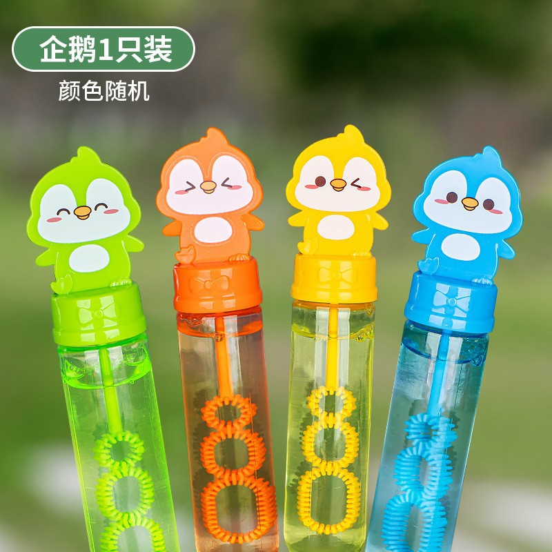 Varita de burbujas de panda de dibujos animados para que los niños la sostengan y hagan burbujas al aire libre en el parque.
