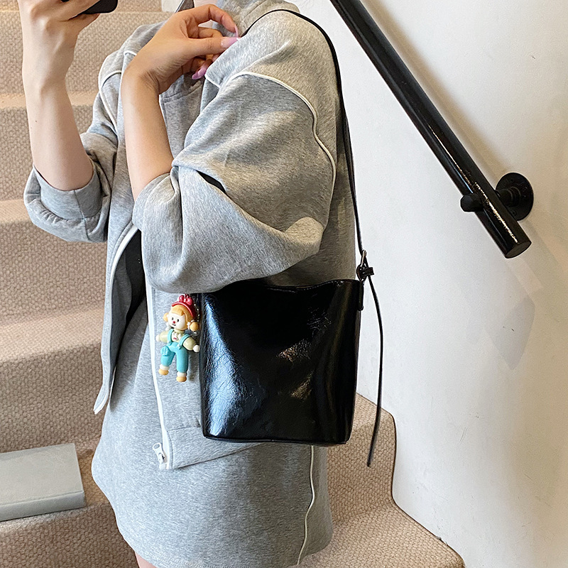 Bolso de cubo de tendencia simple y de alto nivel para mujer 2025 nuevo bolso de hombro casual de moda bolso de mensajero de cercanías