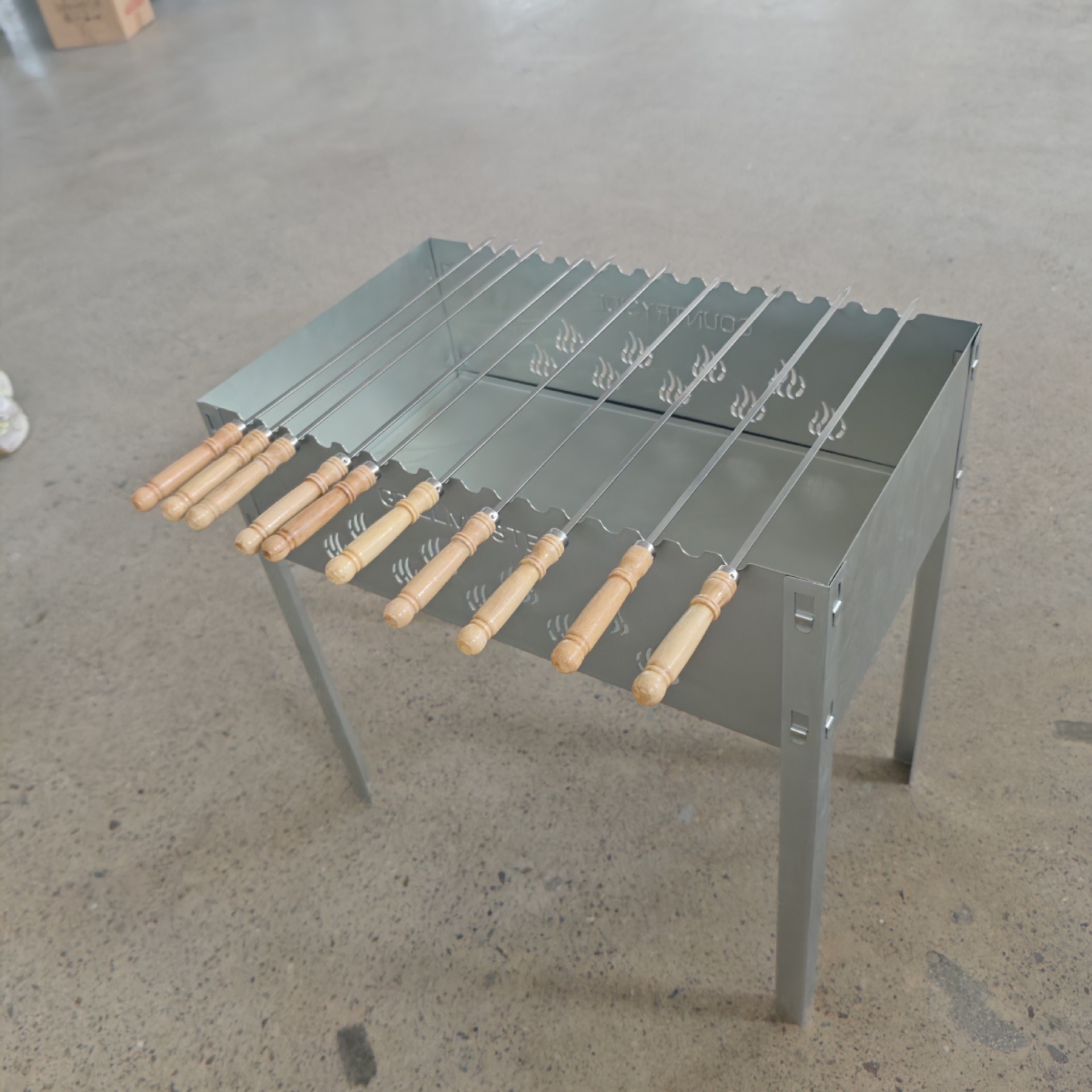 Parrilla de barbacoa portátil simple al aire libre acampamiento de acero inoxidable engrosado BBQ utensilios de barbacoa parrilla de carbón doméstica