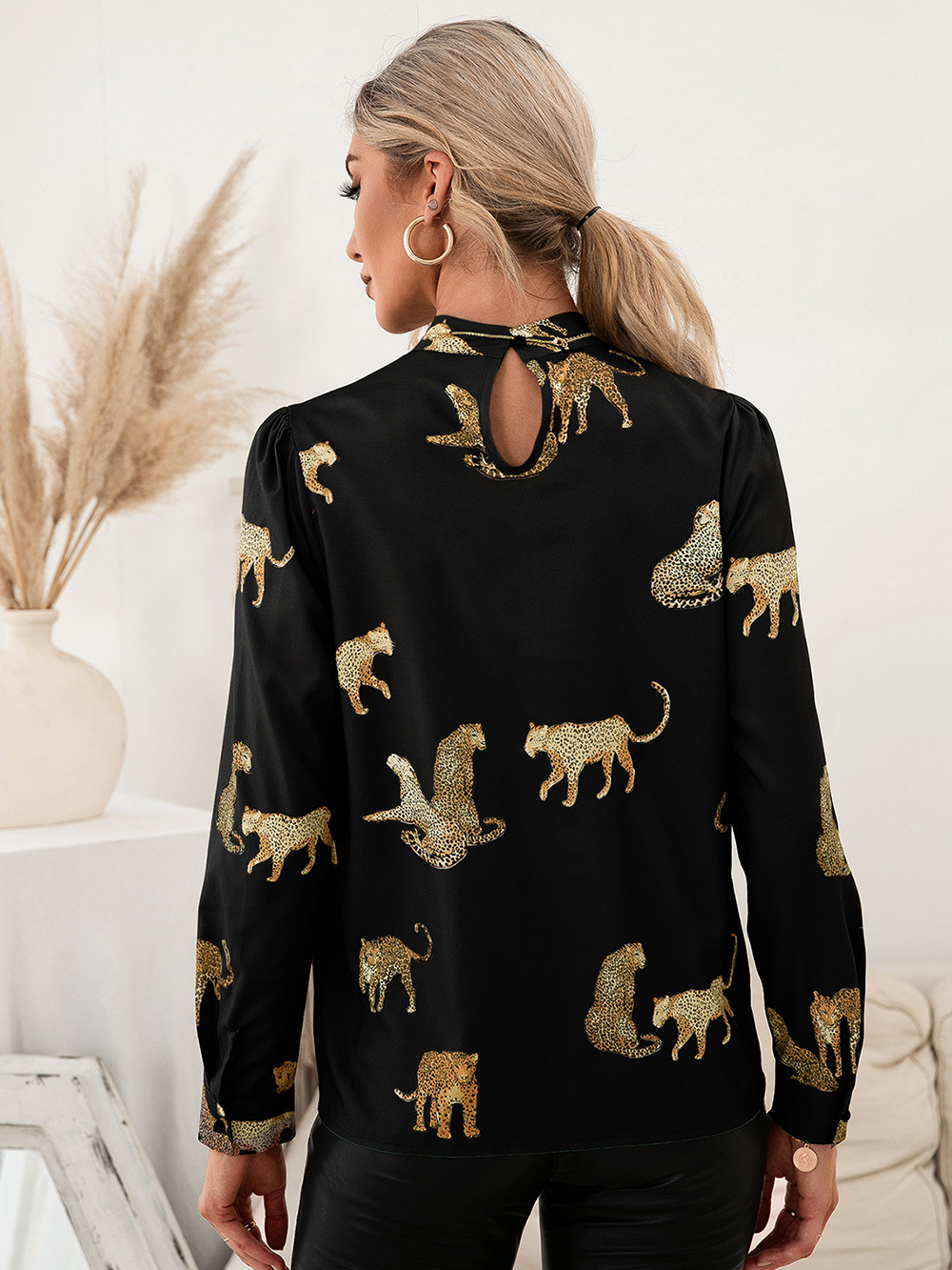 top de manga larga con cuello alto y estampado de leopardo NSYBL136989