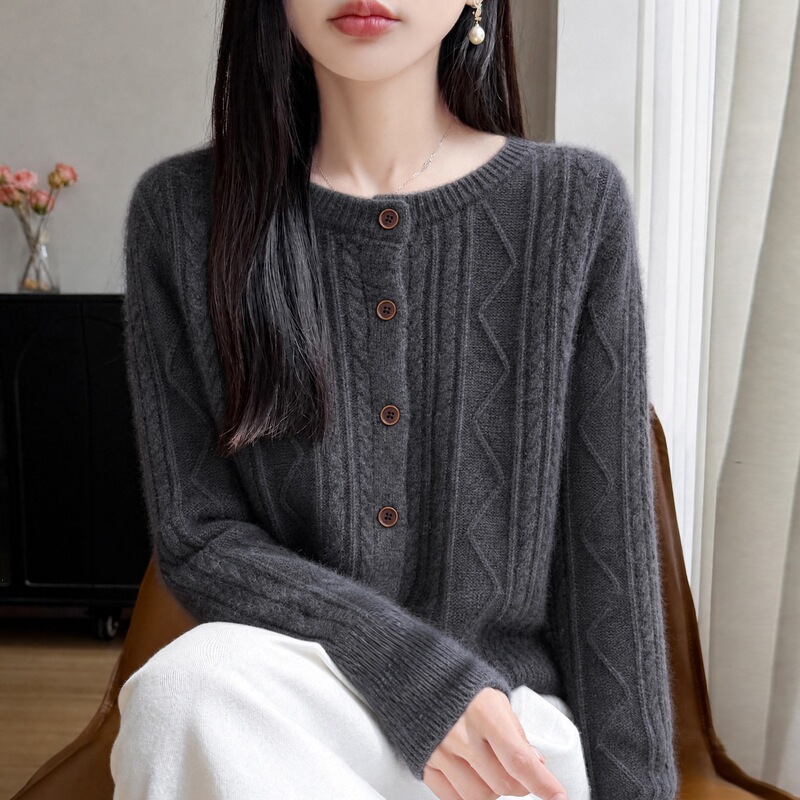 Round-neck retro cable-knit cardigan for women, long-sleeved, single-breasted, soft and comfortable, suitable for autumn and winter, elegant and versatile for work or casual wear Round-neck retro cable-knit cardigan for women, long-sleeved, single-breasted, soft and comfortable, suitable for autumn and winter, elegant and versatile for work or casual wear
