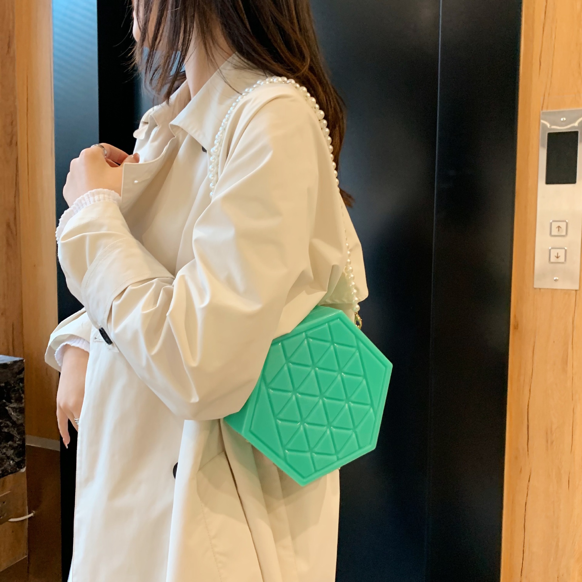 2021 Autumn And Winter New Internet Celebrity Acrylic Box Bag Women's Classic Style Rhombus Water Cube Personalized Crossbody Dinner display picture 23