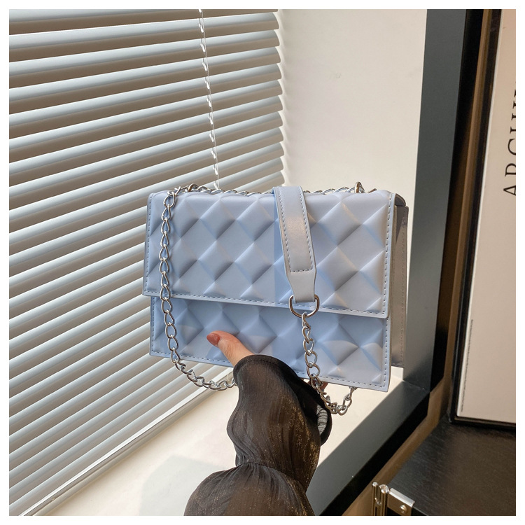 The 2024 autumn new embossed diamond-shaped single-shoulder crossbody bag with a chain design is a niche, fashionable, simple and retro small square bag undefined