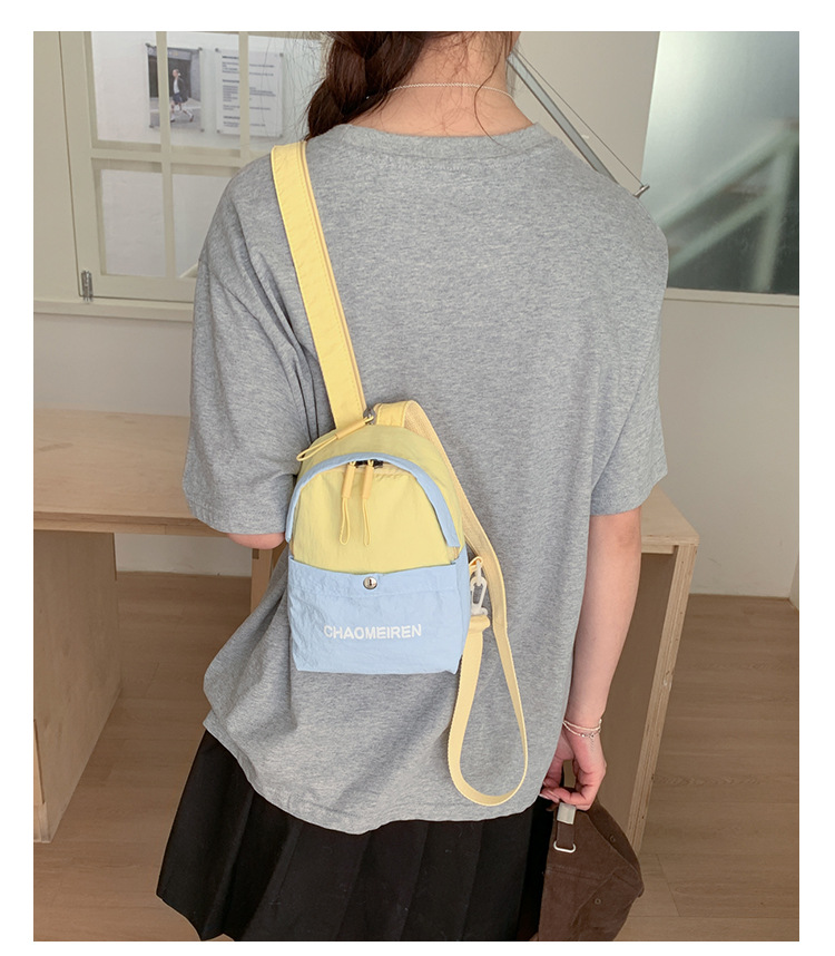 Mała torba w blokach kolorów, stylowy plecak z płótna, niszowy design, mini plecak_voghion.com