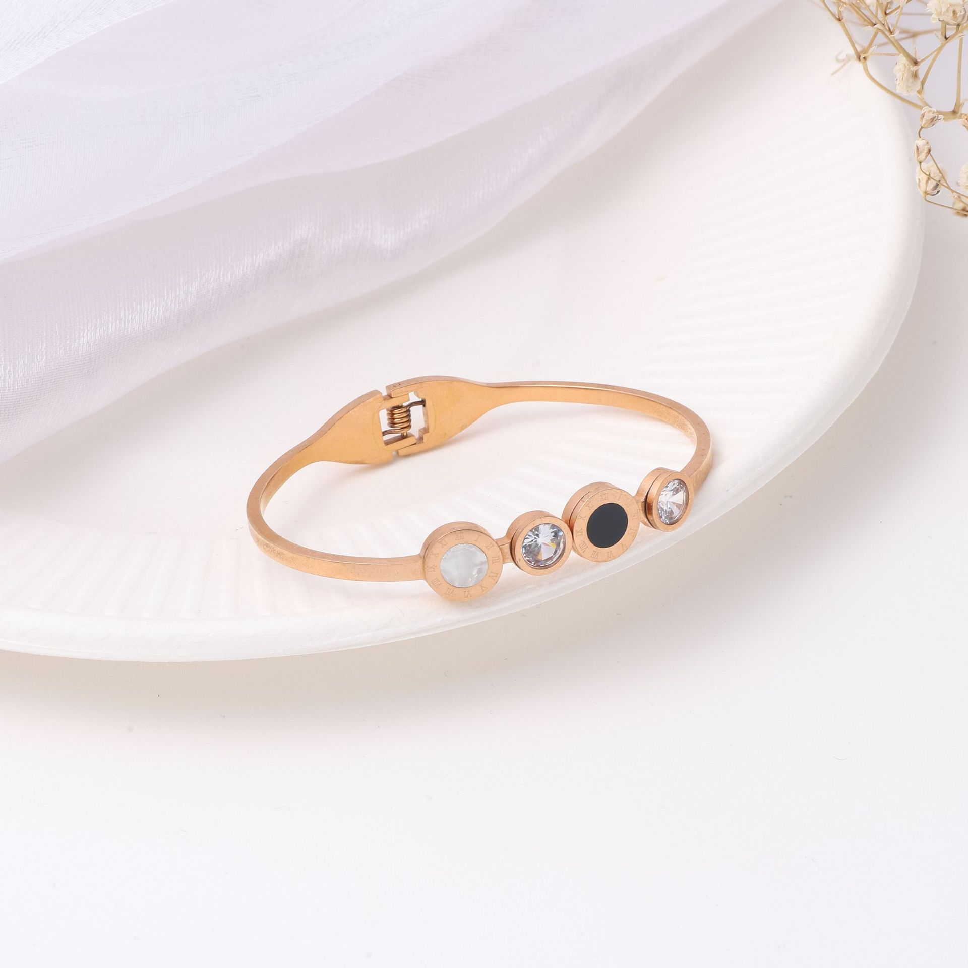 Pulsera de titanio y acero para mujer, diseño moderno y sencillo, pulsera de lujo que no se desvanece, venta al por mayor en stock.