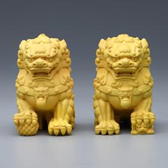黄楊木彫りは獅子の置物の実木の家の入り口のホールに対してライオンの鎮の創意的な自動車の装飾品を開業します。