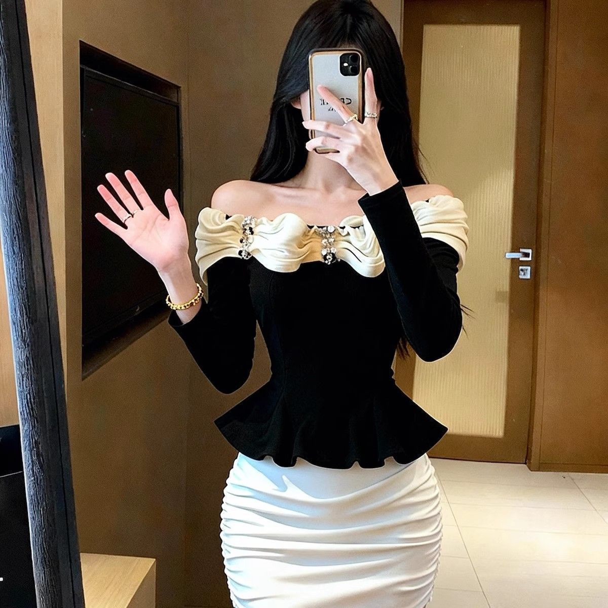 Chanel-Style Ruffled Long-Sleeve T-Shirt for Women, 2025 Autumn and Winter Pure Desire Off-Shoulder Top, Stunning Base Layer Shirt