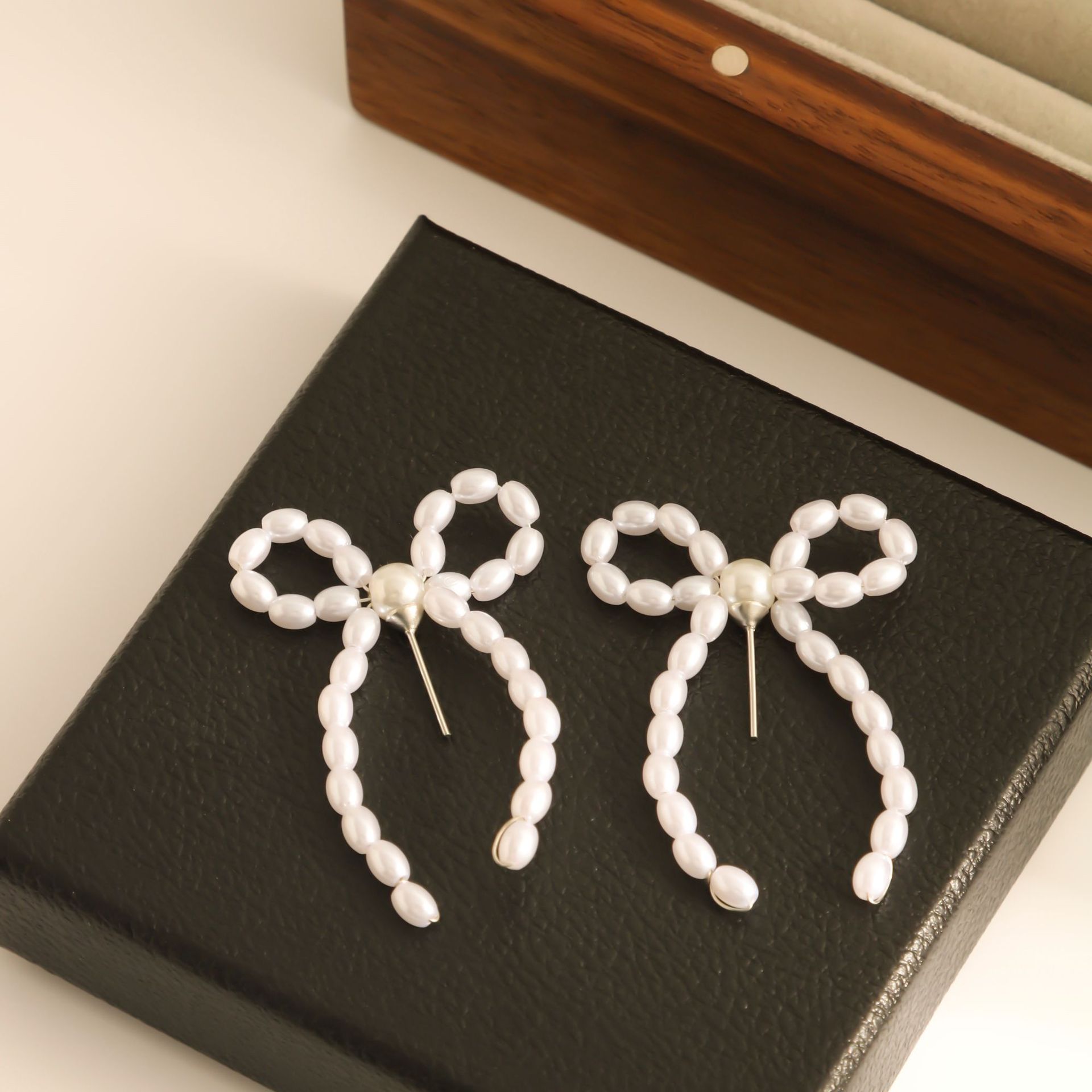 1 Pair Elegant Bow Knot Beaded Plating Artificial Pearl Alloy Ear Studs display picture 4