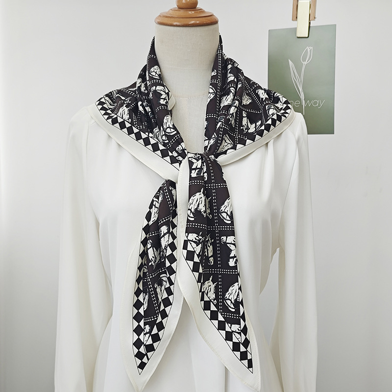 Bufanda triangular con estampado de objeto en movimiento avanzado de moda blanca marrón pony ins Bufanda de seda fina de temperamento creativo transfronterizo europeo y americano