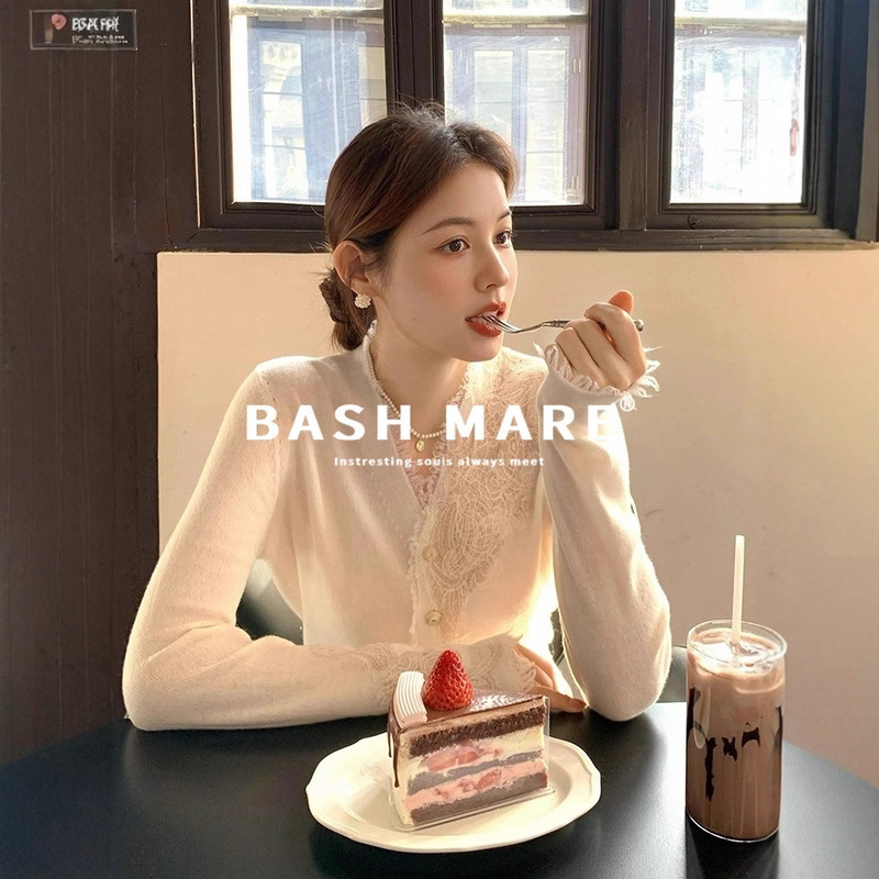 Zhengqite Clothing/French-Style Early Autumn Gentle and Elegant Lace Patchwork Long-Sleeve Knit Top Short V-Neck Sweater Zhengqite Clothing/French-Style Early Autumn Gentle and Elegant Lace Patchwork Long-Sleeve Knit Top Short V-Neck Sweater