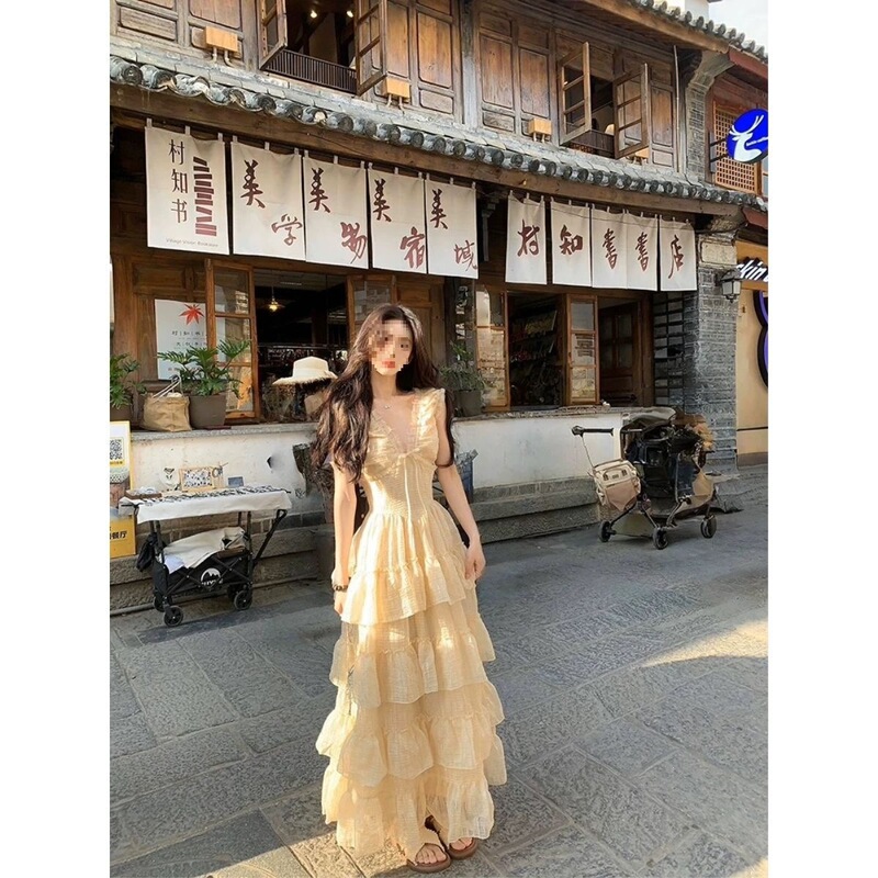 Yunnan and Xinjiang Travel Style Heavy-Duty V-Neck Tiered Dress with Waist-Cinching Long Skirt, Elegant Lady Suspender Dress for Summer Vacation