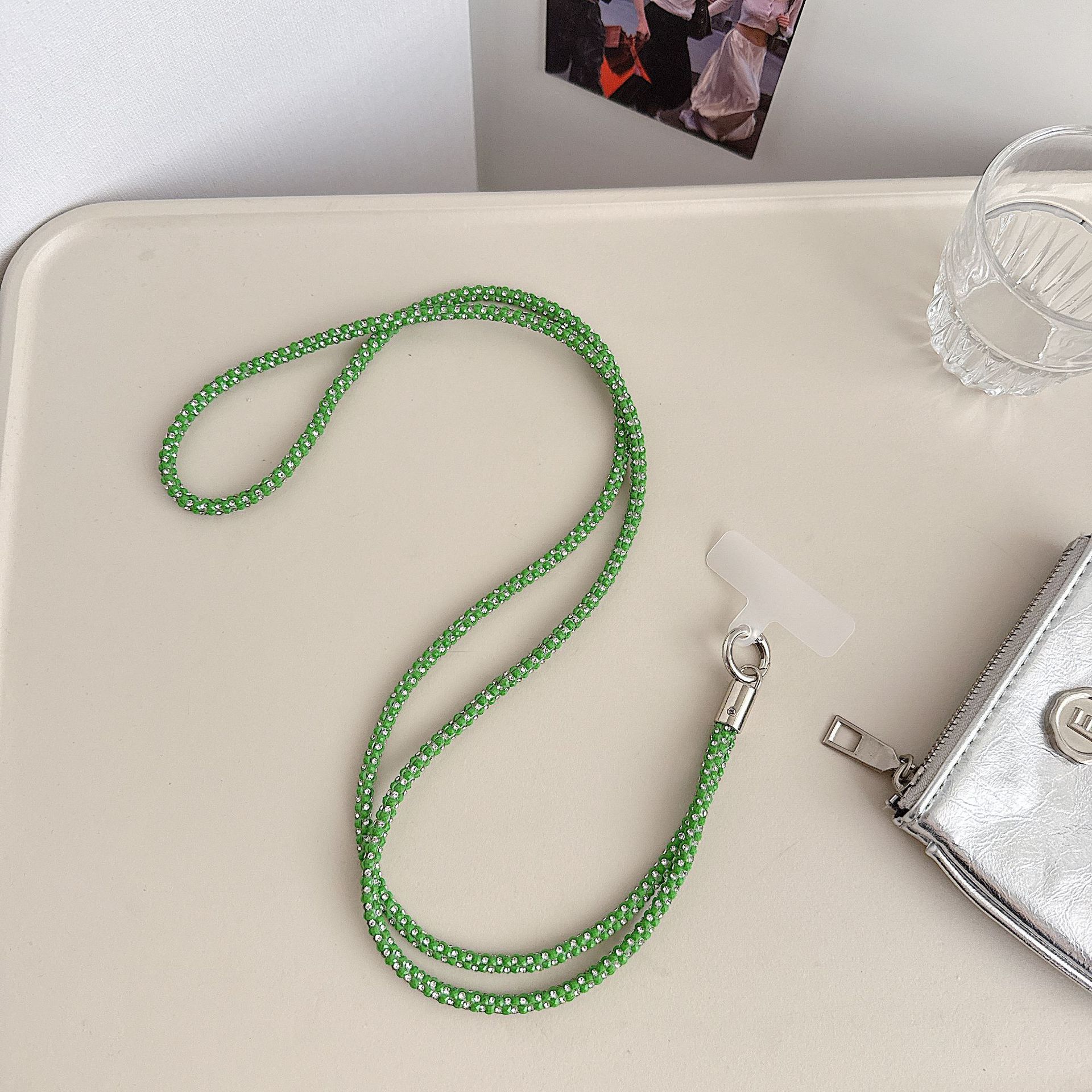 Cadena colgante de teléfono móvil de alta gama hecha a mano de boutique, sensación femenina de alta gama, lujo ligero, cadena colgante de diamante completo, cadena colgante de teléfono móvil de moda, sección larga y corta