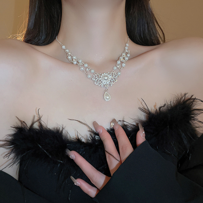 Collar de perlas de flores de diamantes franceses Moda, lujo ligero, cadena de clavícula, accesorios de joyería de alta gama de todo fósforo de nicho