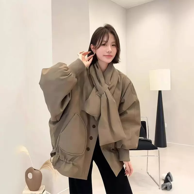 韩系收腰短款羽绒外套女冬2025新款围巾领羽绒服白鸭绒加厚面包服