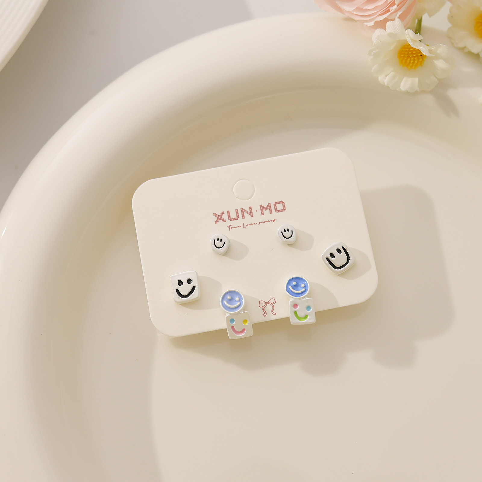 Juego de pendientes de aguja plateados, sencillos y compactos para mujer, pendientes geométricos en forma de corazón, bonitos, dulces y versátiles, venta al por mayor para puestos de mercado