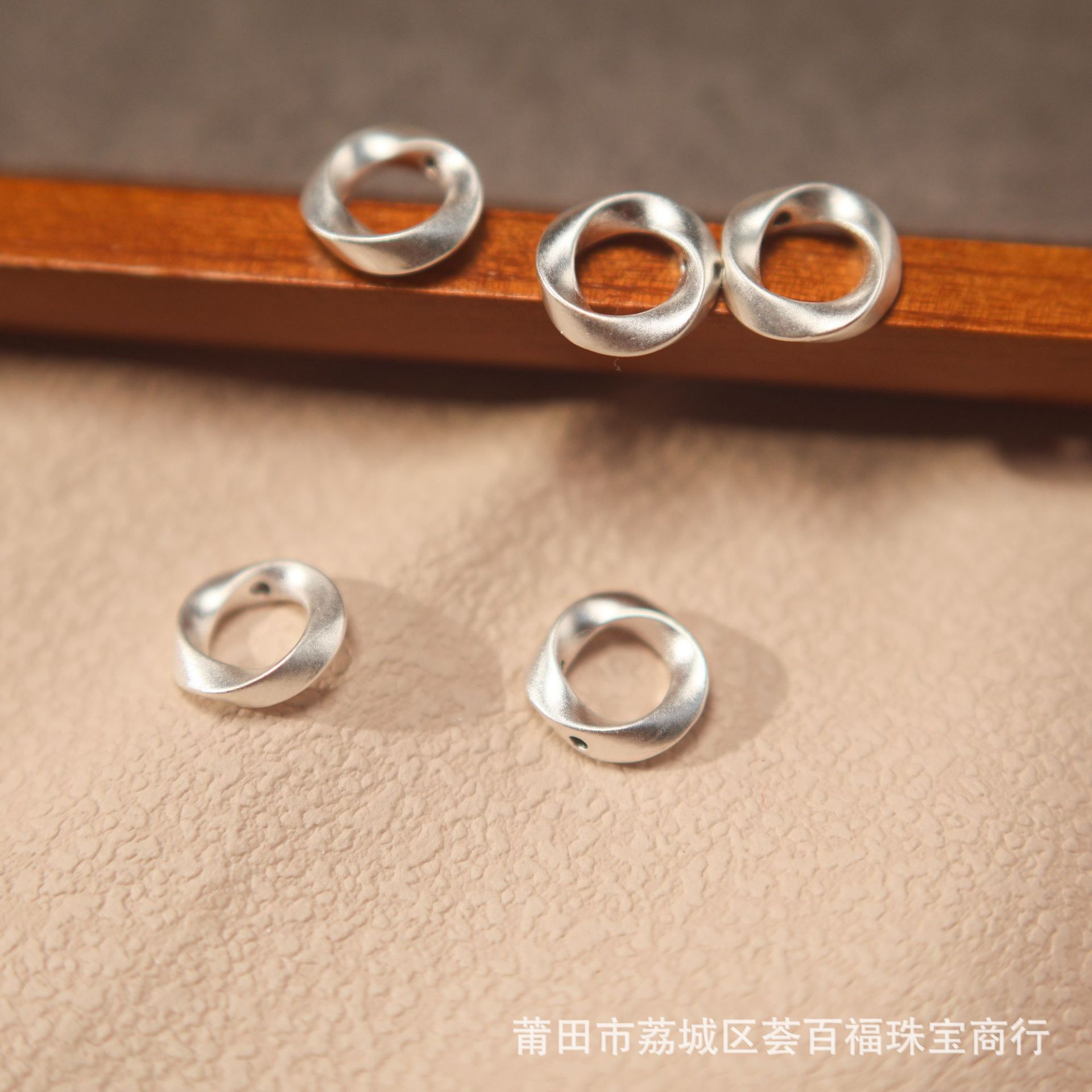 Pure silver s999 Möbius 3D hard silver accessory, hollow fashion niche light luxury ins handmade silver spacer bead accessory