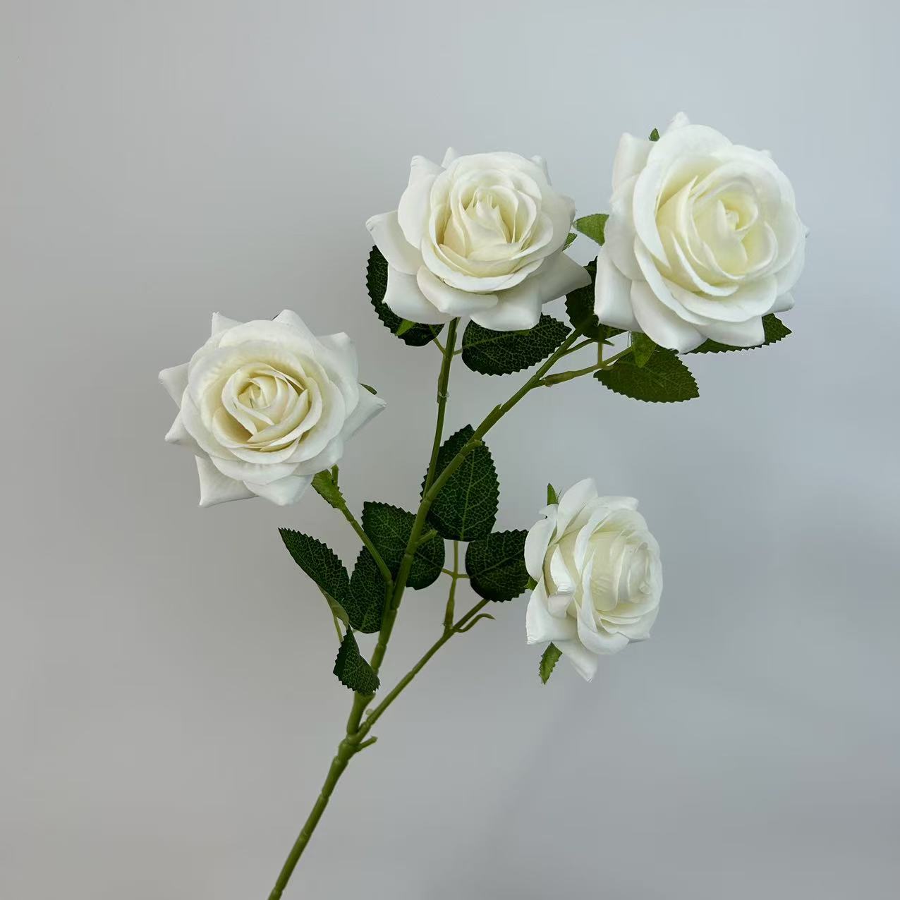 Rosas pequenas revestidas com 4 cabeças simuladas, adereços para sala de fotografia de casamento, flores falsas, salão de banquetes, decoração de restaurante, flores simuladas, atacado