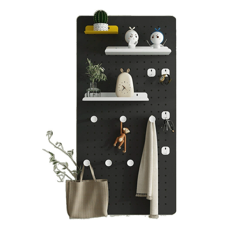 Слова на настенном декоративном панно на стене настольного стола и настенное отделение у входной двери гостиной