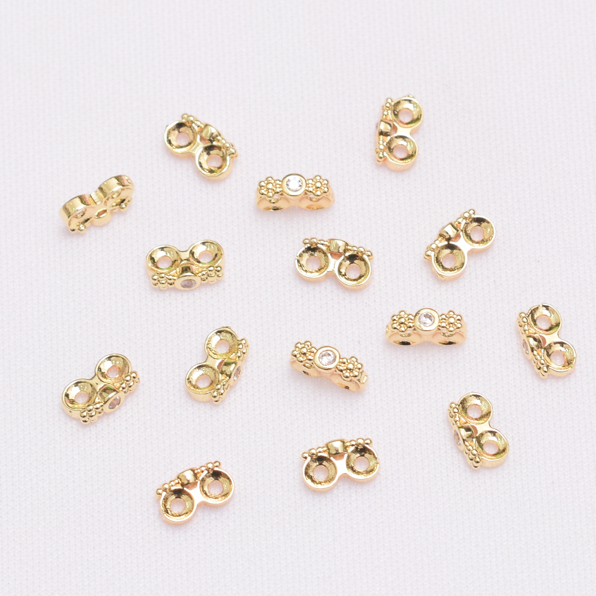 保色18k包金二列のスペーサーは三列の真珠を入れています。