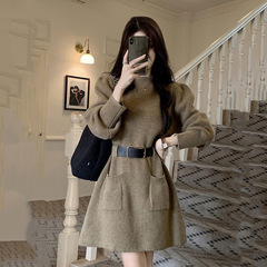 百合の新型秋冬のコートのスカートの小さい背は腰の中を収めて底のメリヤスのワンピースの婦人服の上着を掛けます。