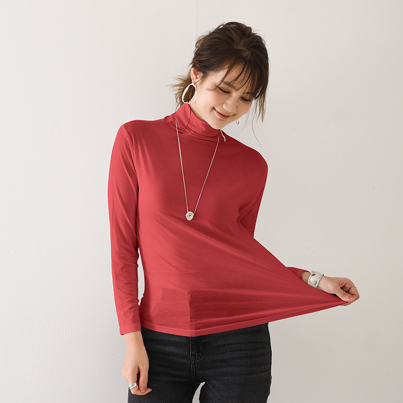 日系家庭内にシャツを着て40織のモーダルスーツの高襟のコウモリの袖の修身上着のtシャツのキャンディー色