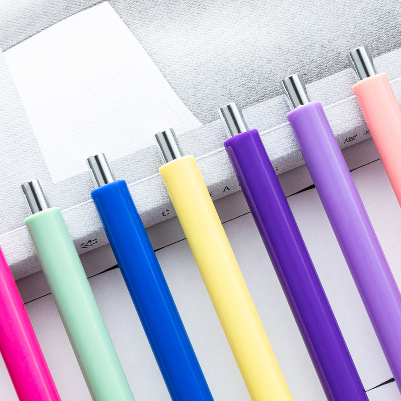 Pluma de plástico de color macarón simple examen de estudiantes pincel bolígrafo se puede imprimir logotipo de exhibición de regalos bolígrafo publicitario