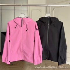 莞産の元の女性のタイプのゴア-Texの生地は帽子のジャケットの柔らかい殻の防水の風の突撃の服のスキー服と一緒にいます。