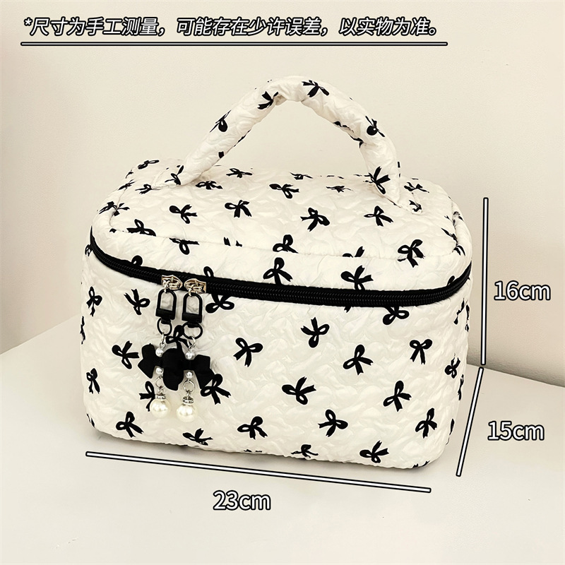 Nueva bolsa de almacenamiento de dormitorio de estudiantes de nicho de arco de maquillaje portátil de gran capacidad para salir a lavar