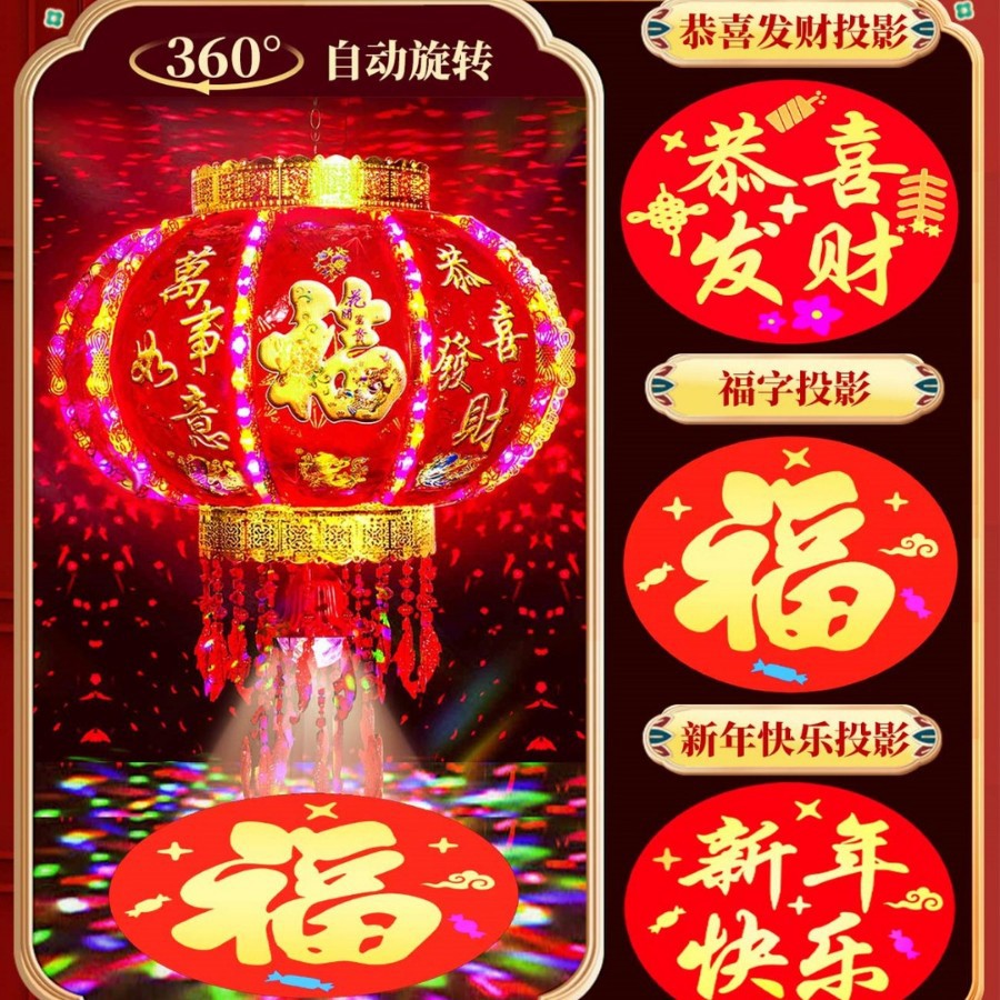 Nuevas linternas giratorias en la puerta de un par de linternas de caballo coloridas rojas para el Año Nuevo