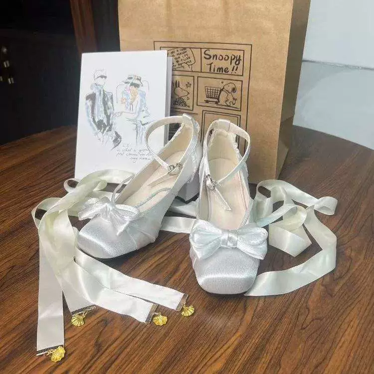 Элегантные туфли Мэри Джейн в стиле лолиты с белым квадратным носком, толстым каблуком, атласной лентой и бантом, в стиле захватывающего балета.