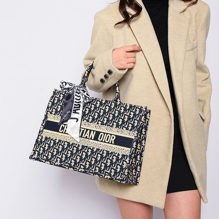 Bolsa grande para mujeres 2025 nueva moda red lienzo rojo de moda bolsa de hombro brazo universal de gran capacidad bolso de mano