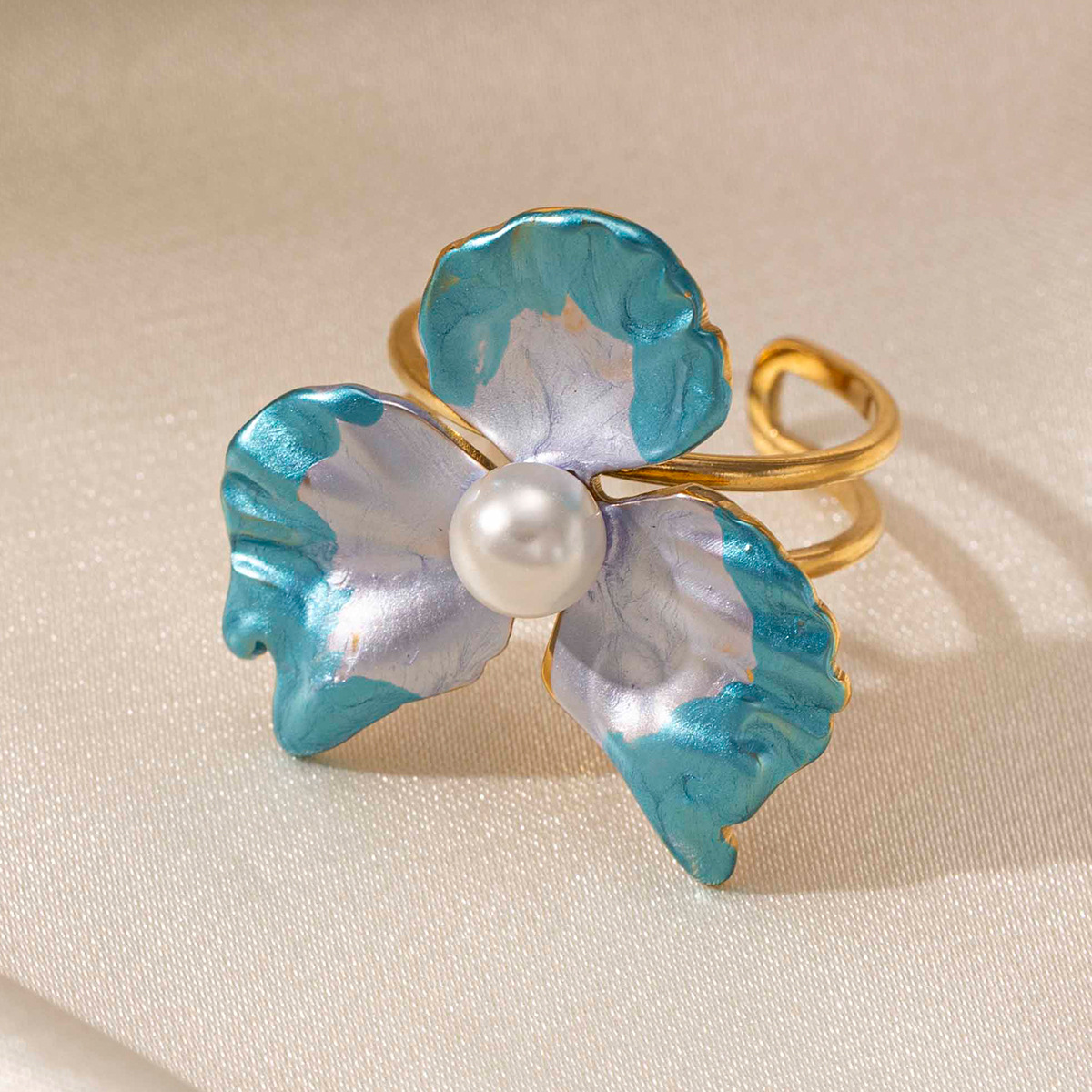 Anillo de acero inoxidable europeo y americano de Tena, flor femenina que no se desvanece, anillo de perla de imitación azul, joyería de mano de alta gama de nicho