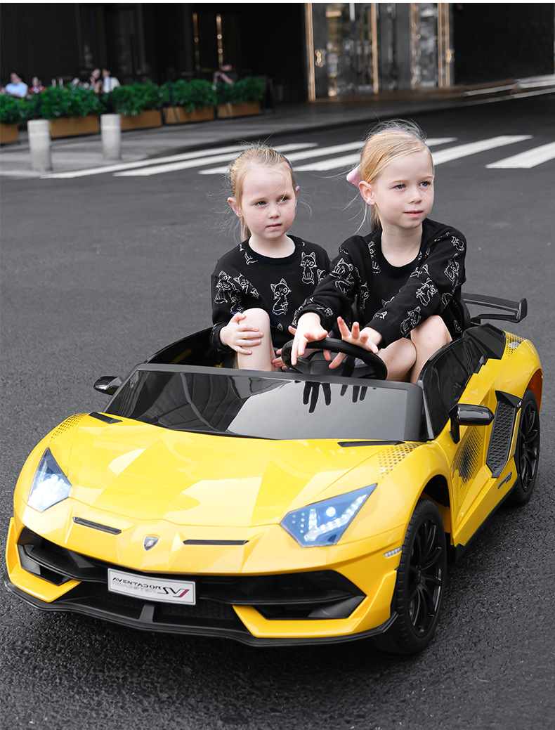 Coche eléctrico grande para niños Asiento de coche de control remoto de cuatro ruedas Coche deportivo de control remoto doble Coche de juguete recargable Rambo Swing