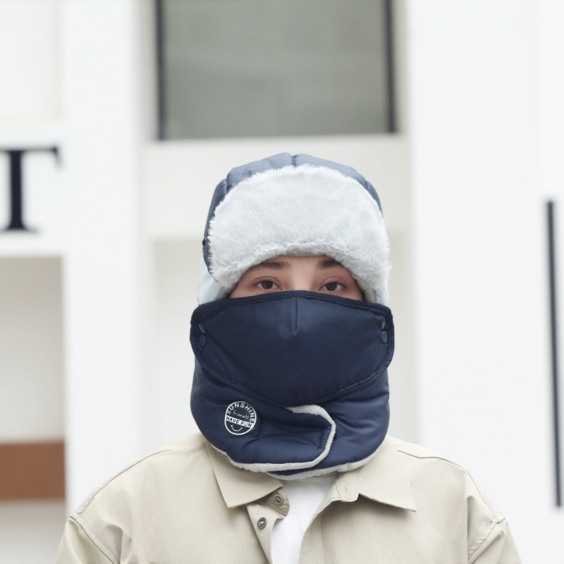 帽子の男性は冬に自転車で首を保護して保温します。|undefined