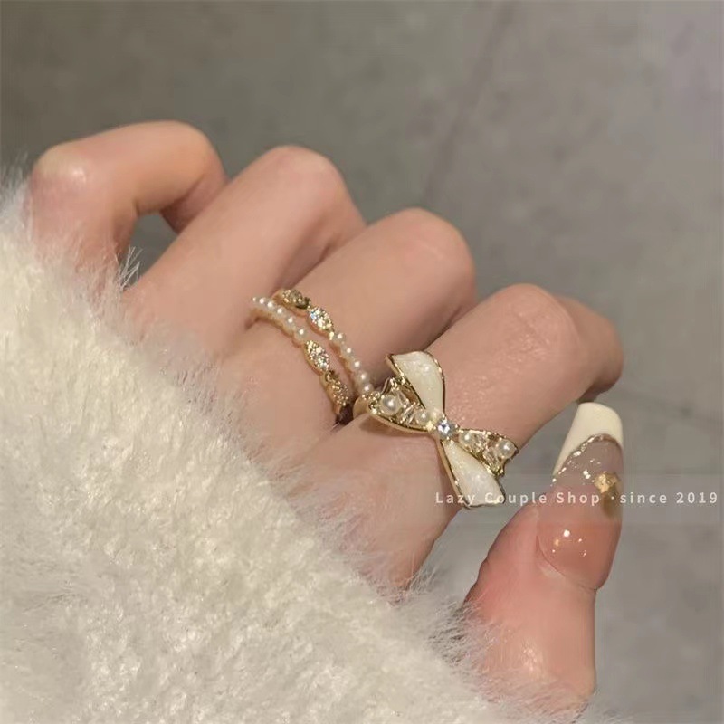 White brand ring with bow pearl